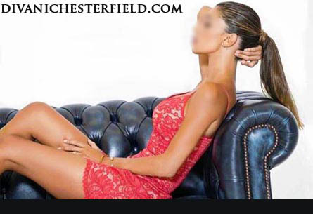 Divano Chesterfield Allestimento Mediaset - Novembre 