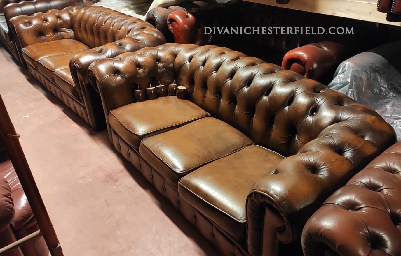 Coppia Divani chesterfield vintage usato a tre posti pelle cuoio senape
