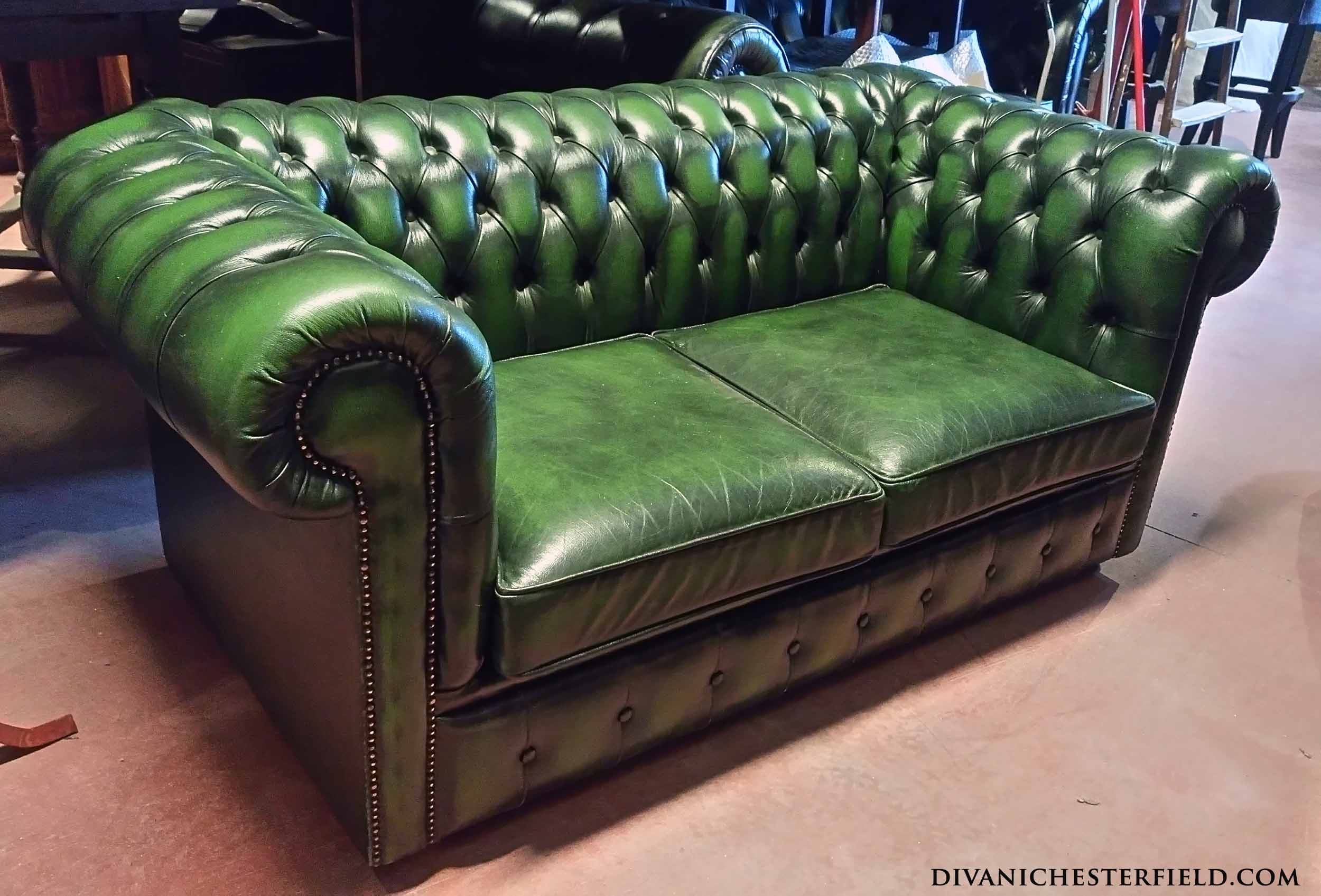 Divano chesterfield vintage due posti pelle verde