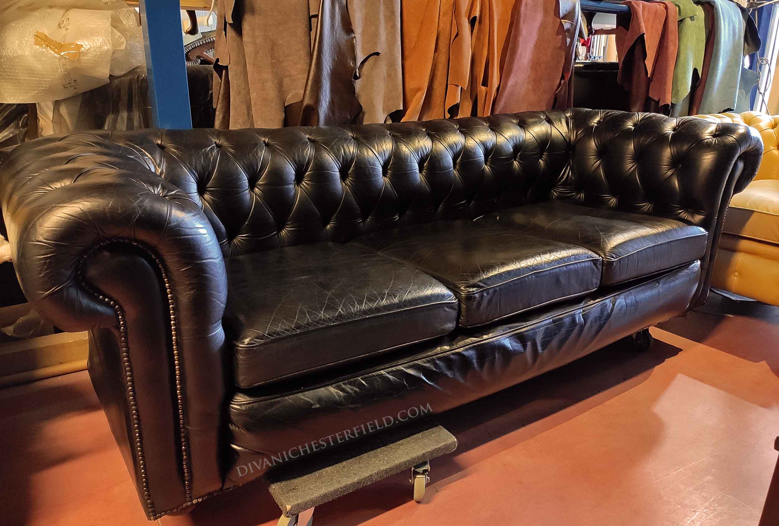 Divano chesterfield in pelle vintage nera originale inglese 4 posti