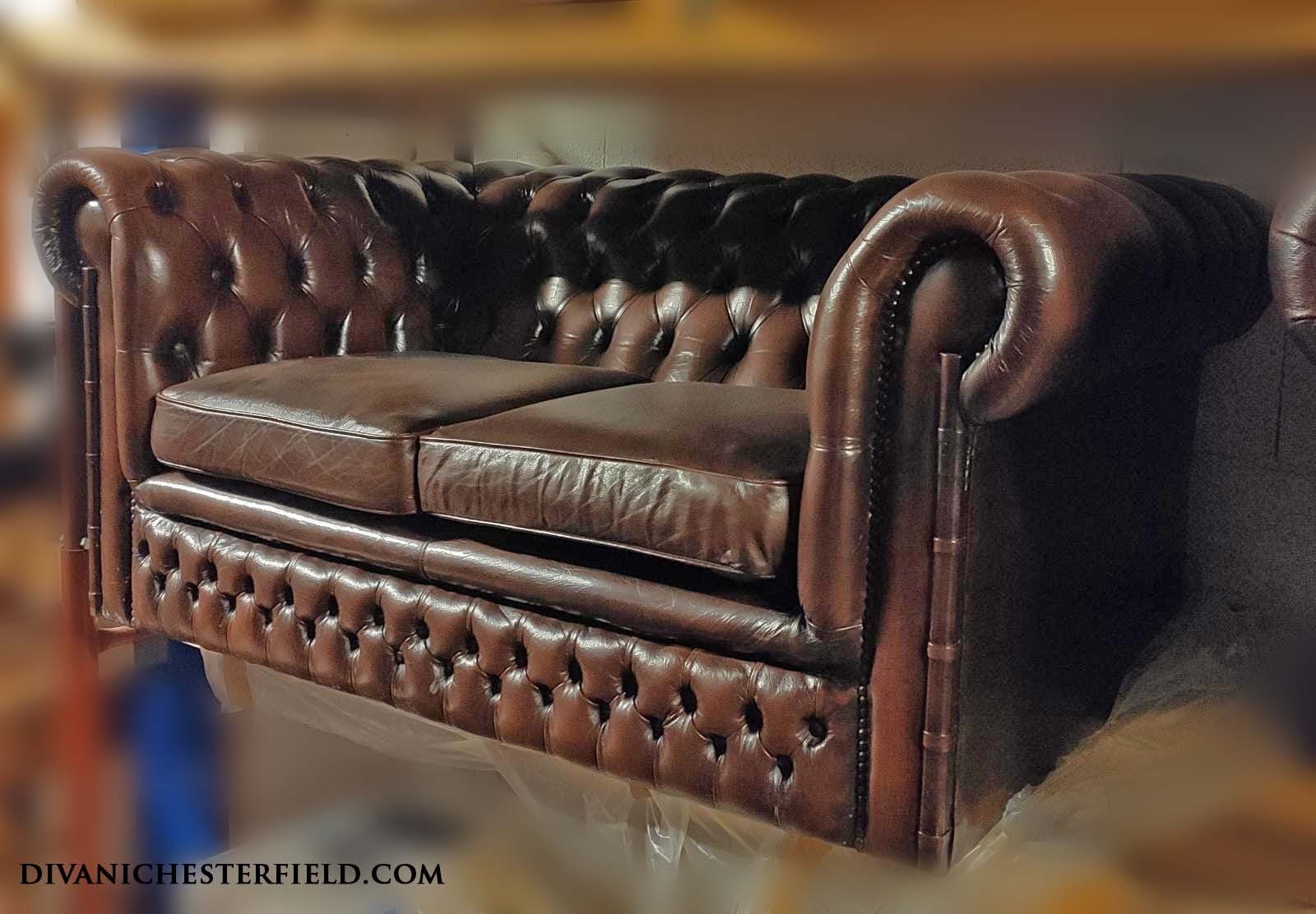 Divano chester due posti color marrone