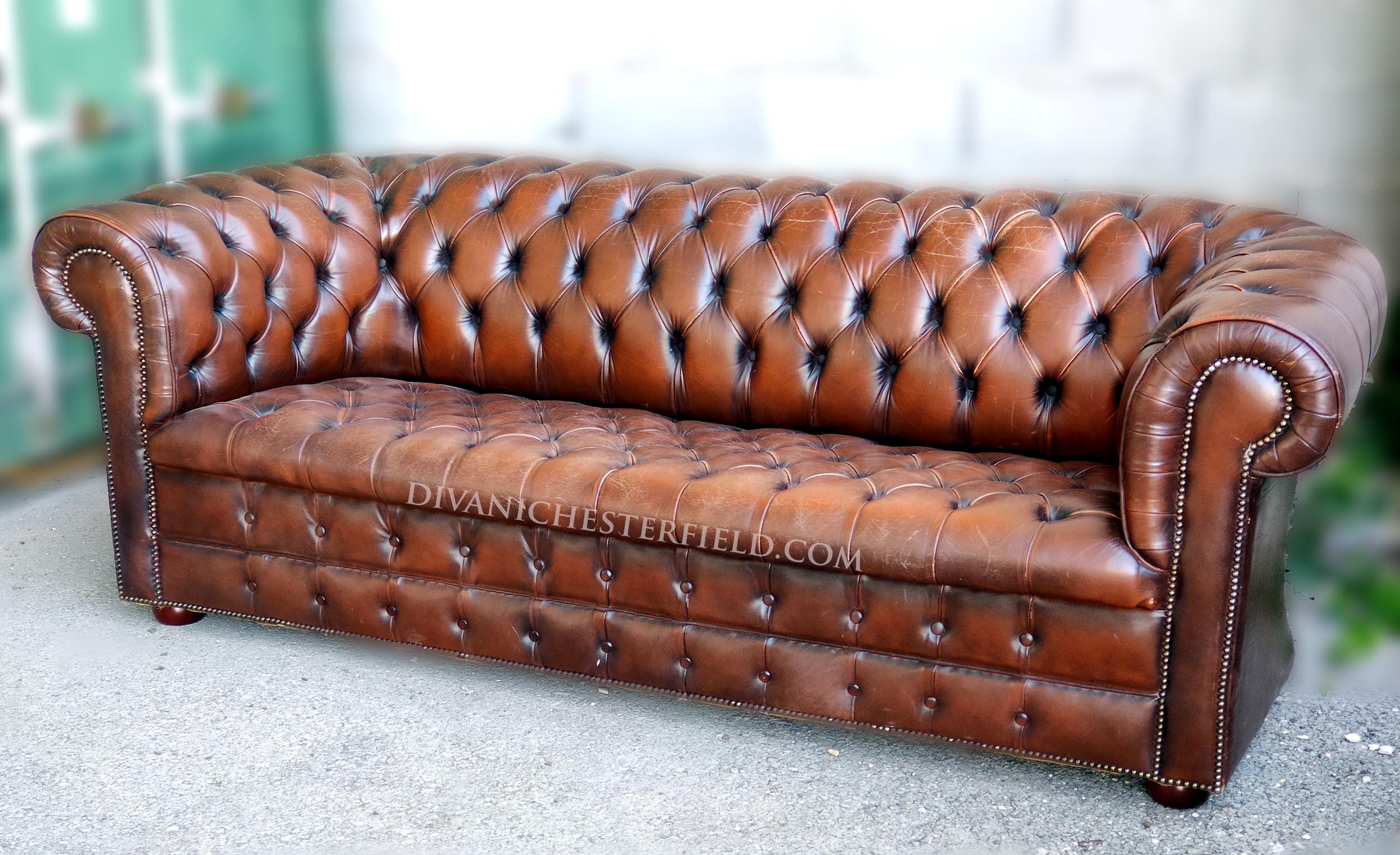 Divano chesterfield originale inglese pelle marrone bottoni sulla seduta disponibile coppia