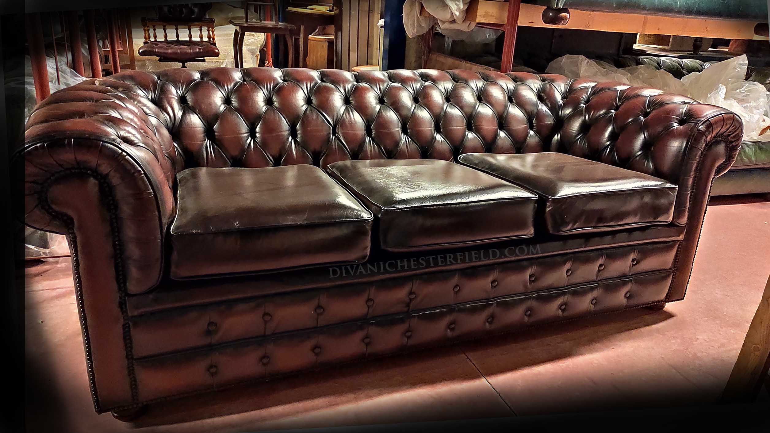 Divano chesterfield vintage in cuoio marrone tre posti