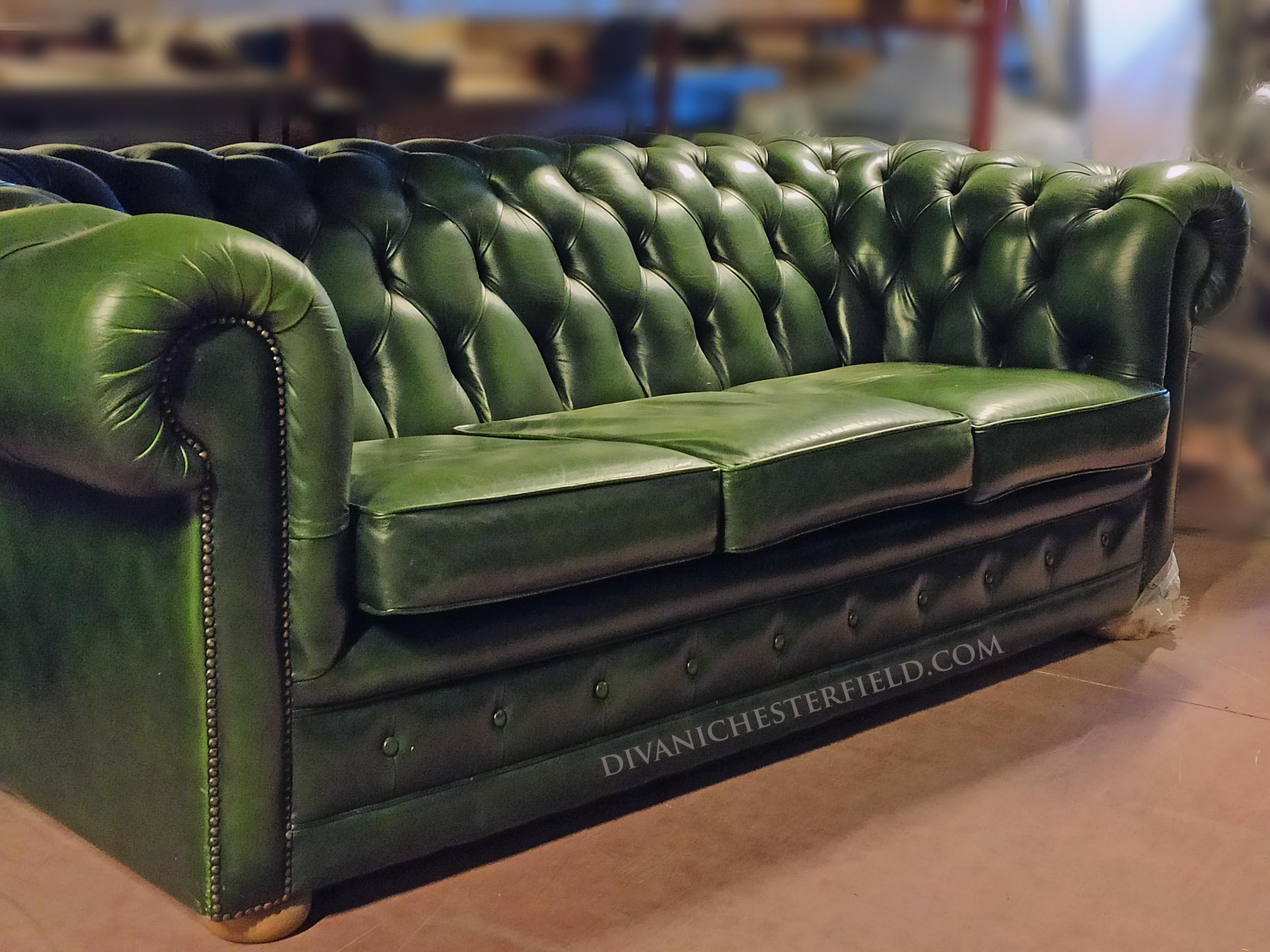 Divano chesterfield antico inglese originale 3 posti in pelle verde set con due posti