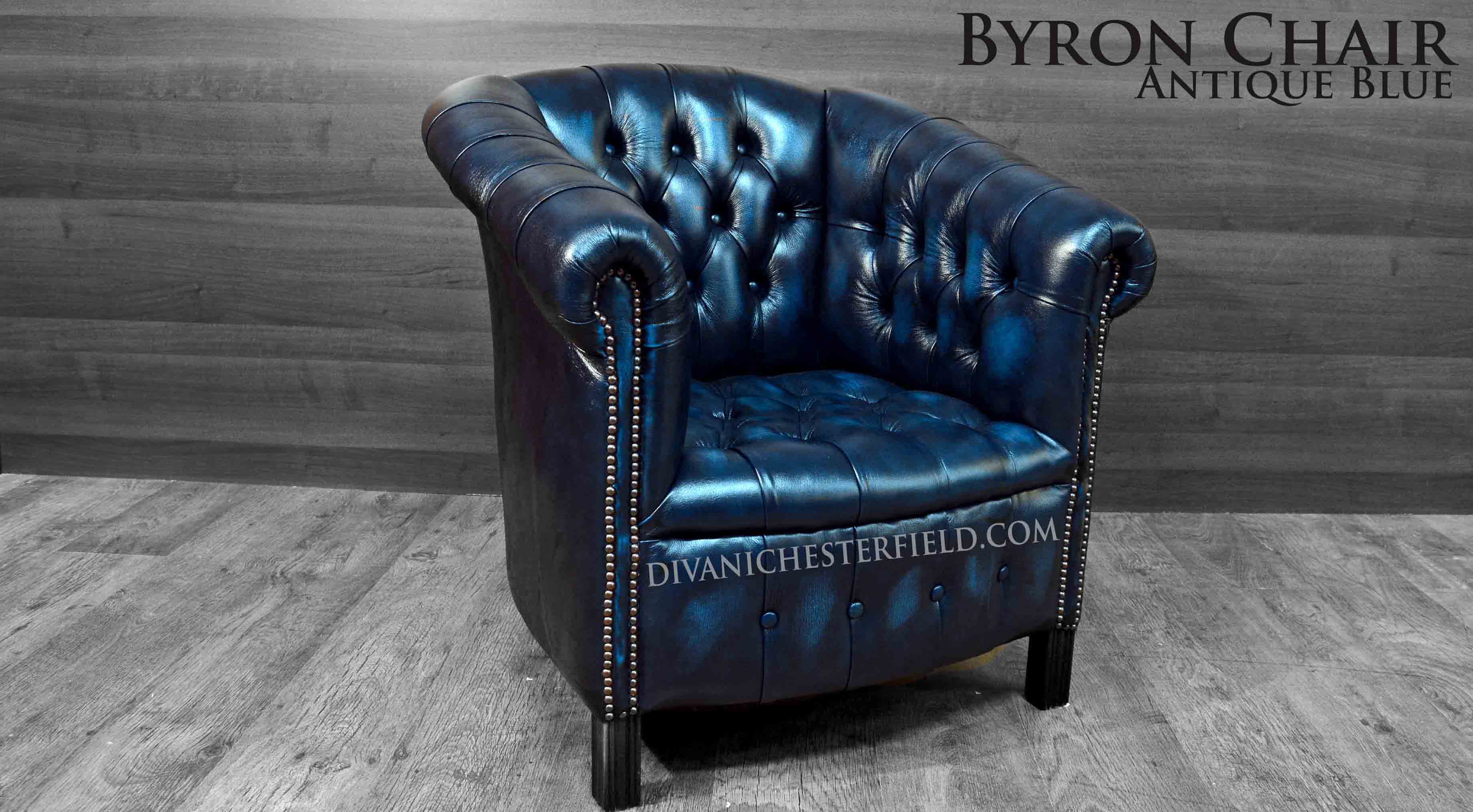 Blu Majestic Velvet Aquamarine Tessuto Stile Chesterfield Poltrona a orecchioni wingback Trapuntato a Rombi con Bottoni Profondi Gambe arrotondate in Rovere Furninero